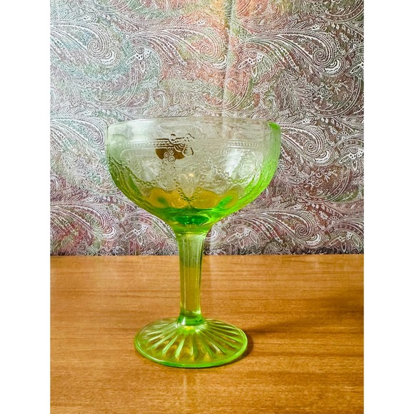 Vintage uranium glass Anchor Hocking Tall champagne goblet cameo pattern - Picture 7 of 10